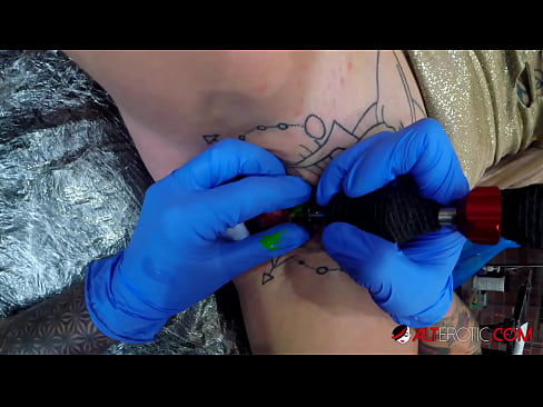 ❤️ Uiters getatoeëerde hottie Sully Savage het 'n tatoeëermerk op haar klitoris gekry ❌ Superpornografie by porn af.pornsexer.ru